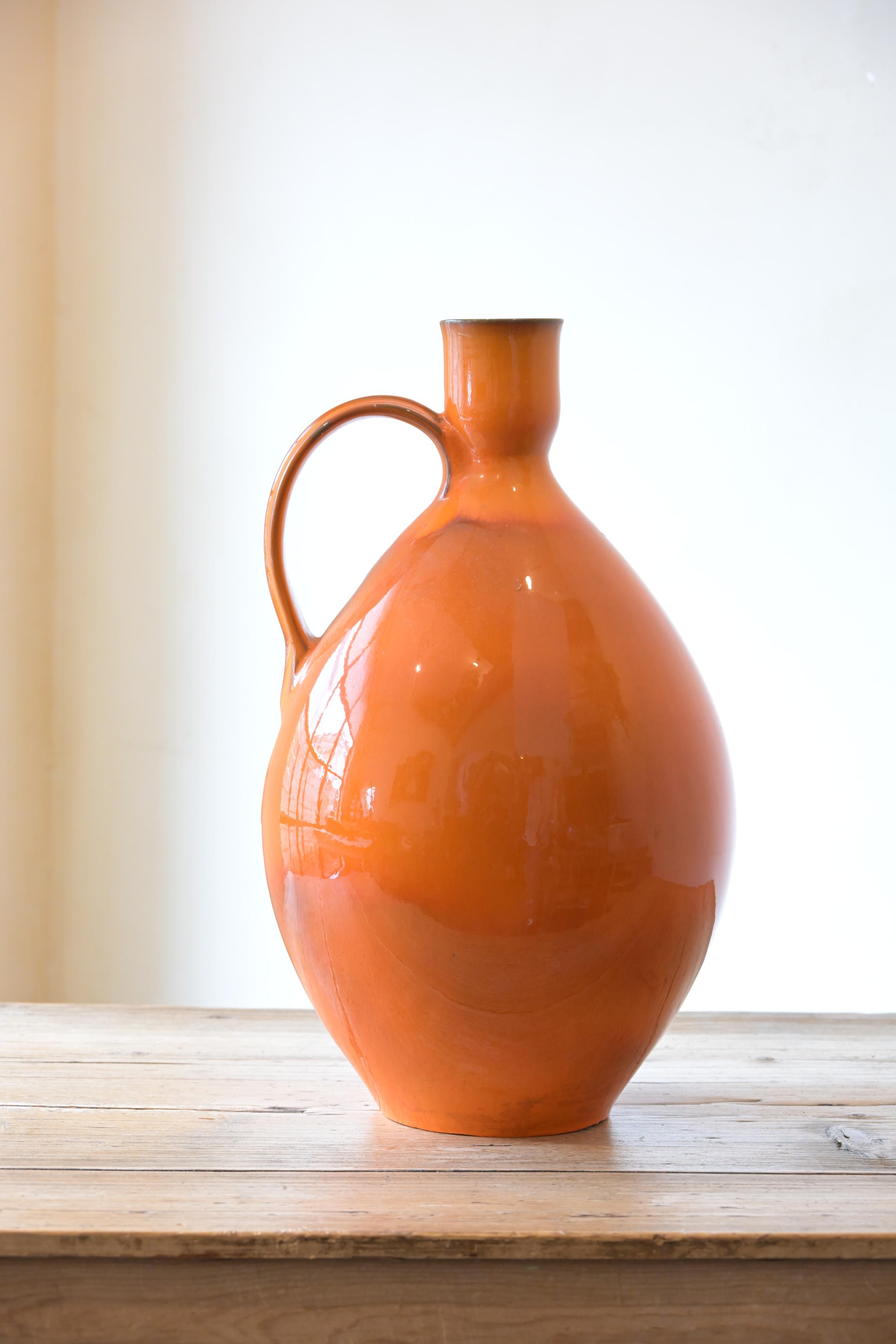 美しいフォルムの陶器壺 美しいフォルムの陶器壺